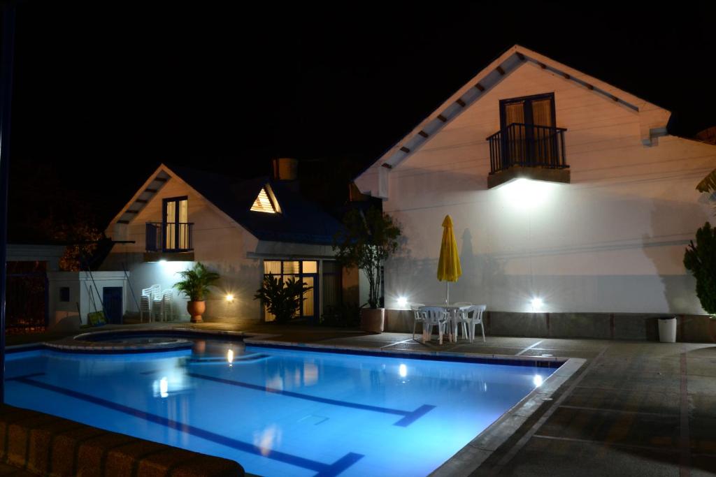 ein Schwimmbad vor einem Haus in der Nacht in der Unterkunft El Camino Los Lanceros in Melgar