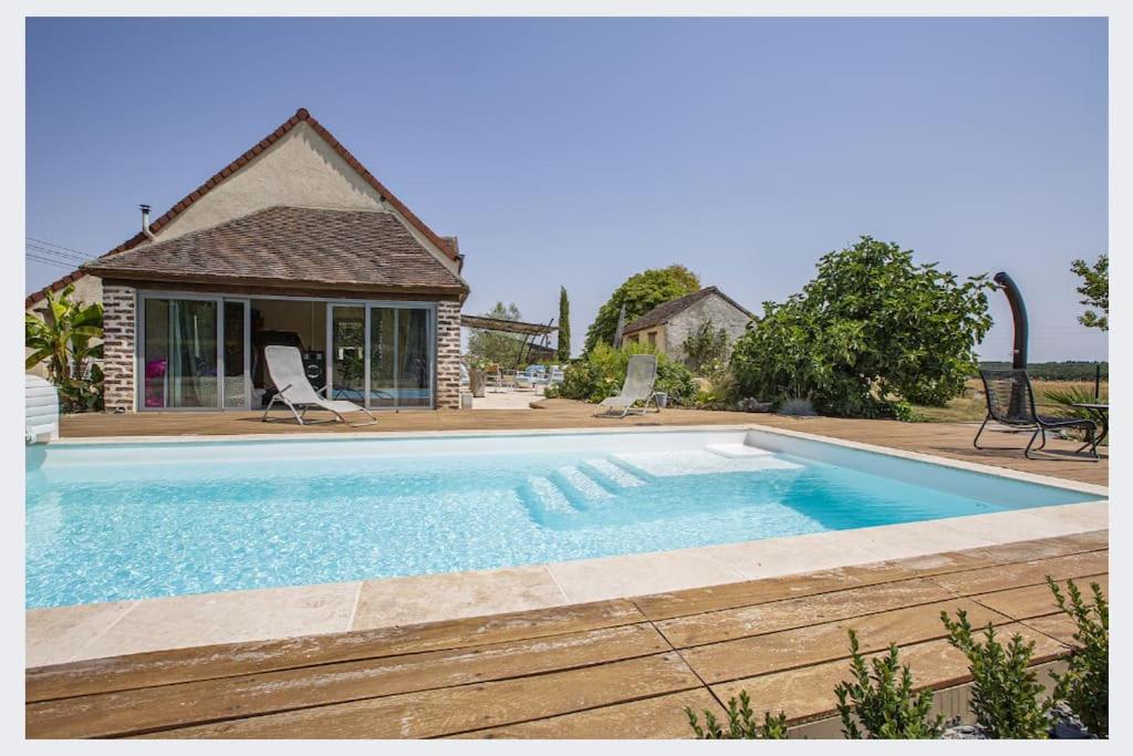 ein Pool vor einem Haus in der Unterkunft Longère des 1001 étoiles in Renay