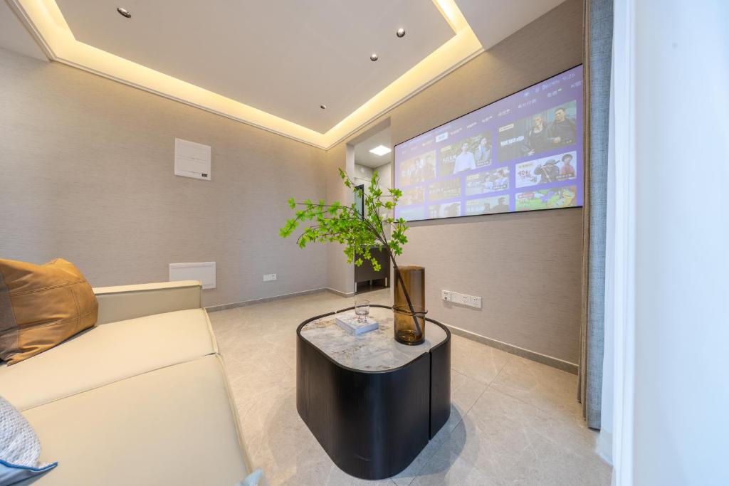 TV a/nebo společenská místnost v ubytování 岗厦轻居-深圳福田会展中心岗厦地铁站店