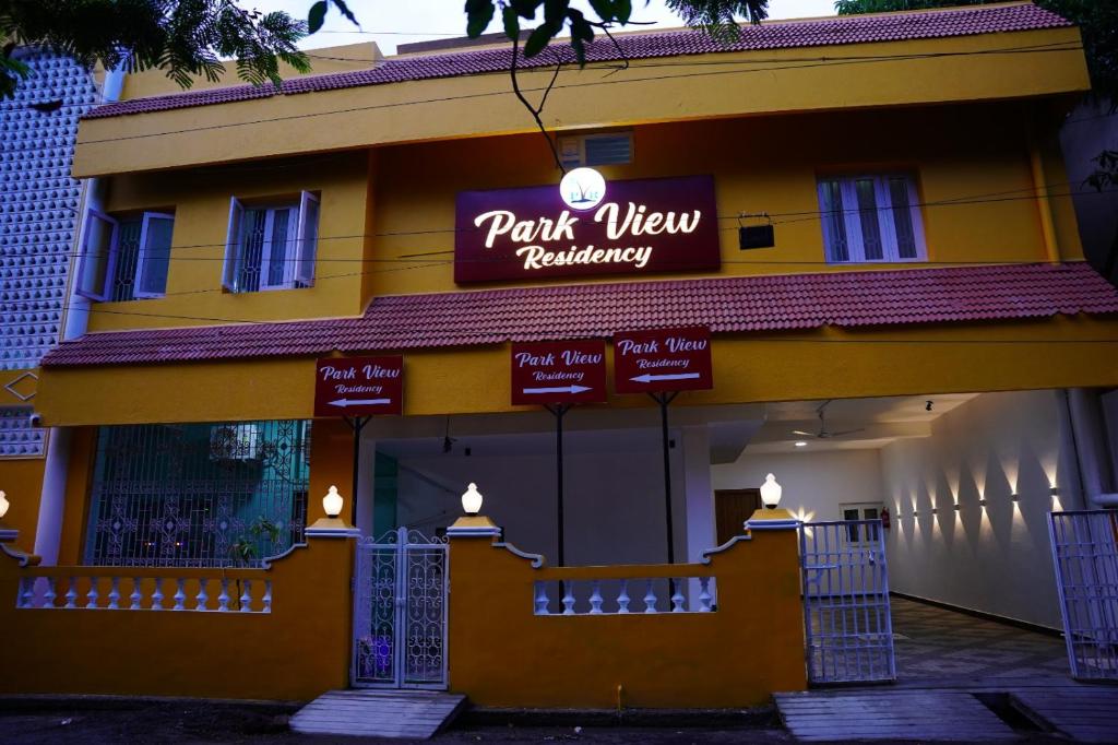 un edificio amarillo con un cartel que lee residencia con vistas al parque en Park View Residency, en Pondicherry