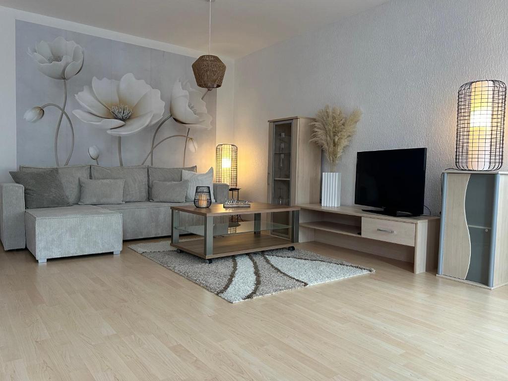 uma sala de estar com um sofá e uma televisão em La Pura Vida em Bühlertann