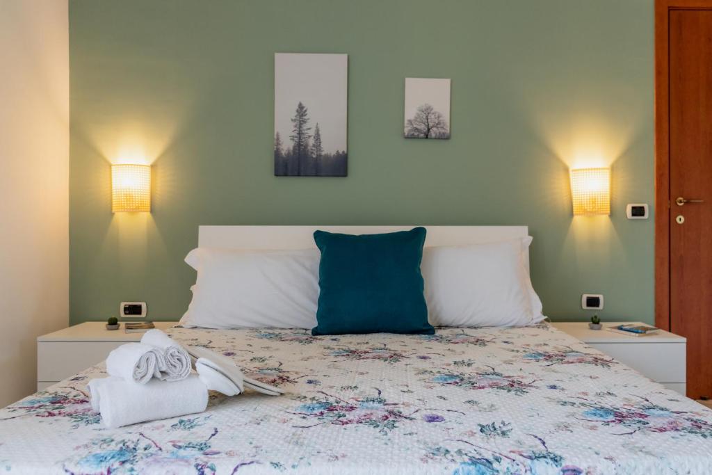 een slaapkamer met een bed met handdoeken erop bij Sorrento Main Road Apartment in Sorrento