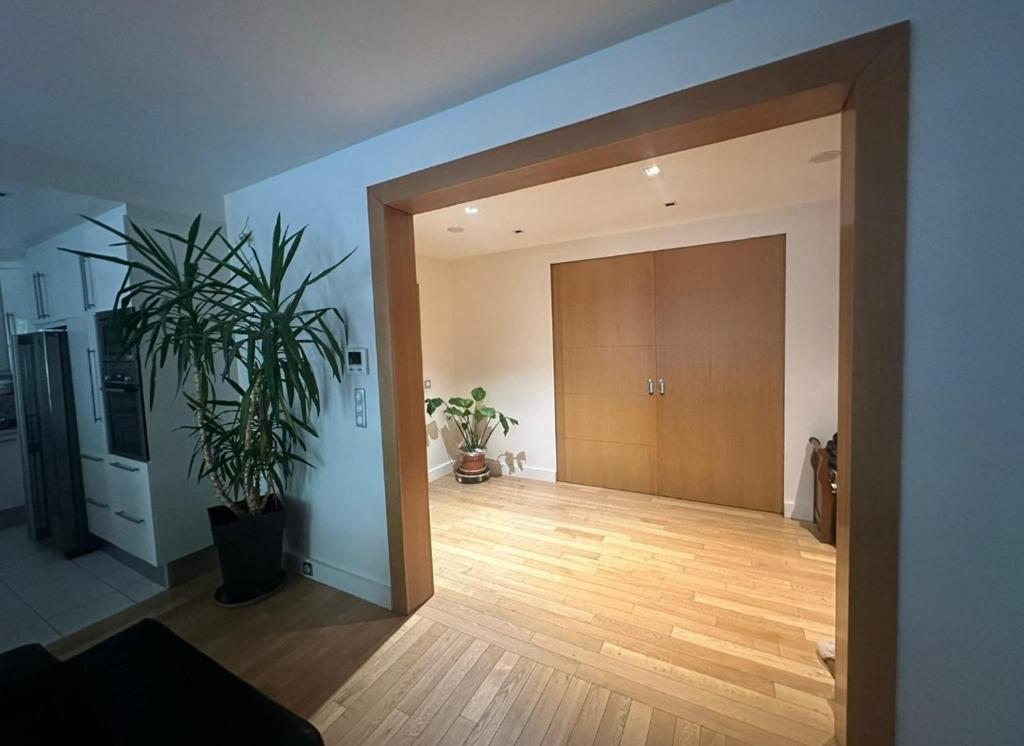 un couloir avec une porte et une plante en pot dans l'établissement Apparemment, à Paris