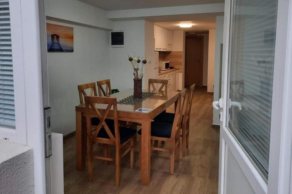 a dining room with a wooden table and chairs at Apartman Djukic Sokobanja 1 in Soko Banja