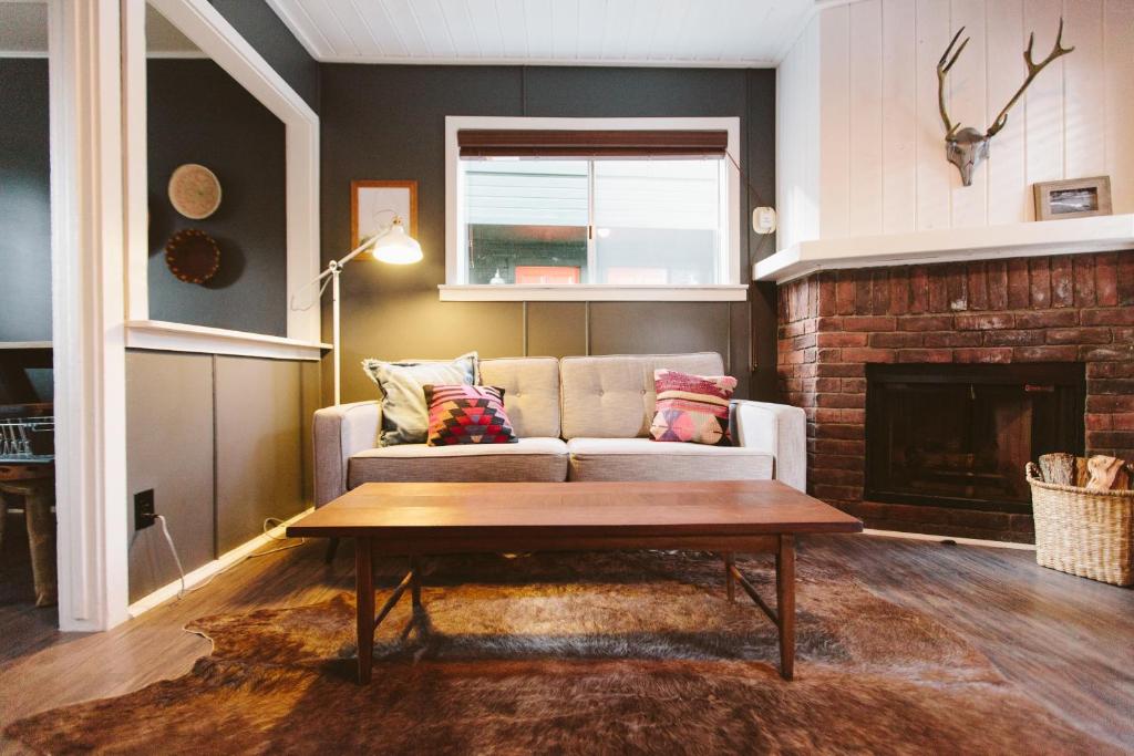 Noon Lodge - 1 Bedroom + Loft Townhouse