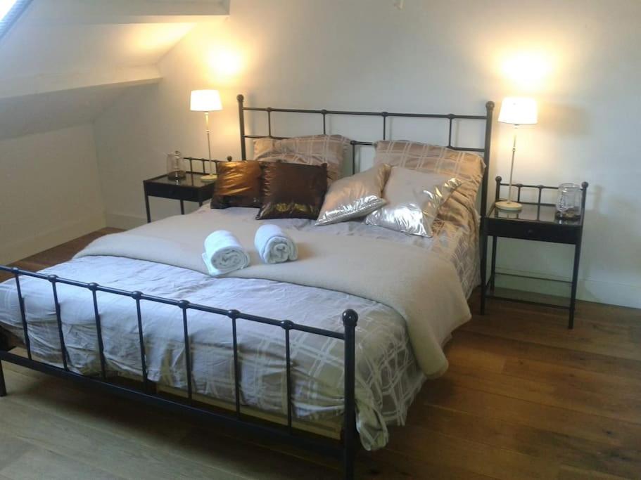 una camera da letto con un letto con due asciugamani sopra di Riante Boerderij in Het Groene Hart Regio Utrecht a Oudewater