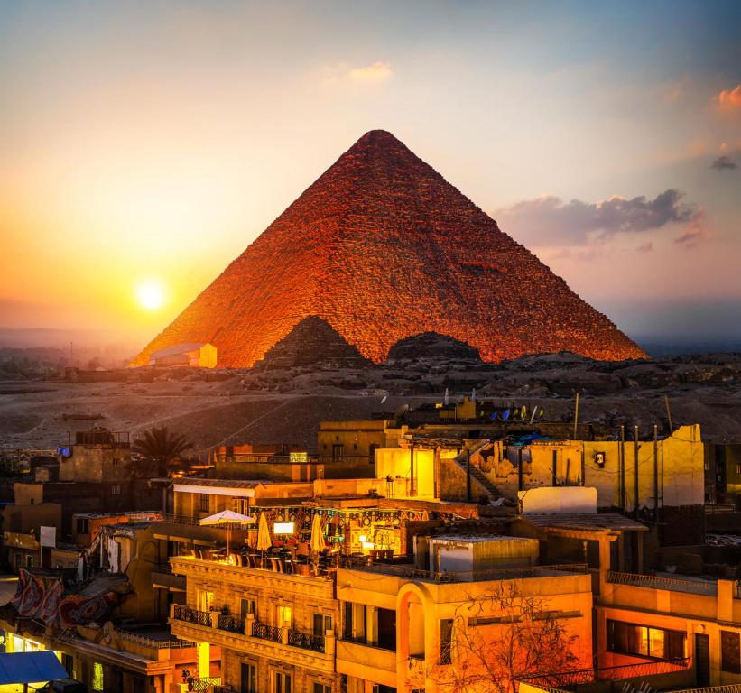 una vista de las pirámides de Giba al atardecer en Alaa Eldein Pyramids Lights en El Cairo