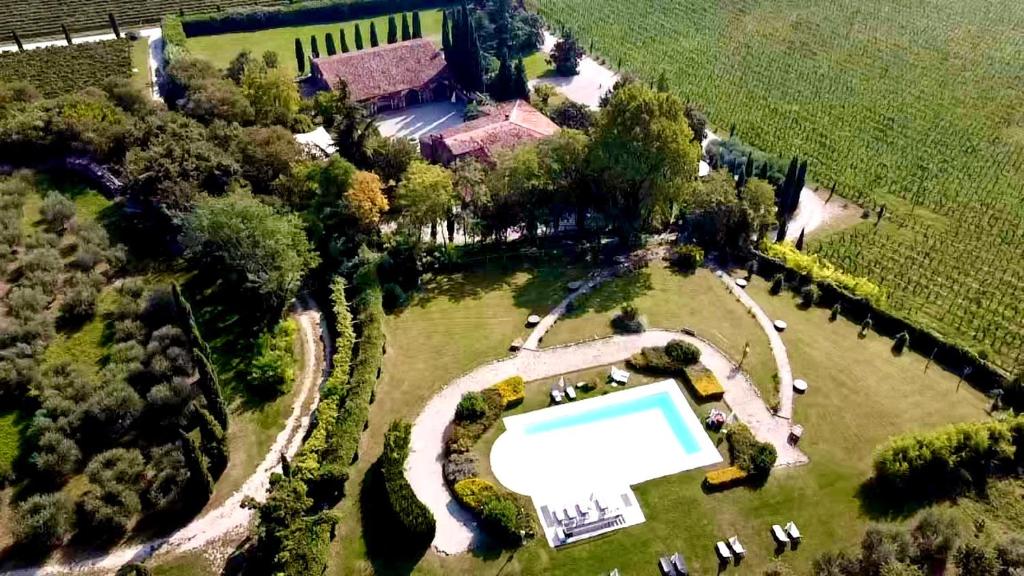 an aerial view of an estate with a swimming pool at Agriturismo Antica Dimora Del Turco in Sona