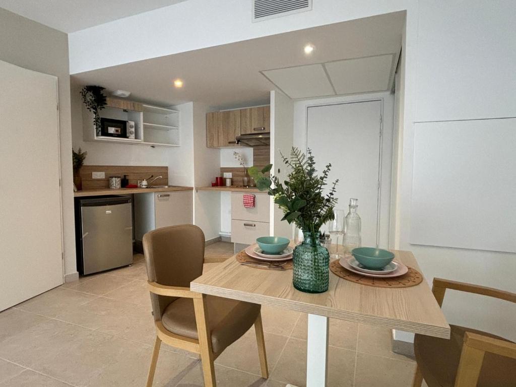 a kitchen and dining room with a table and chairs at Cosy Diem Cap d'Agde in Cap d'Agde