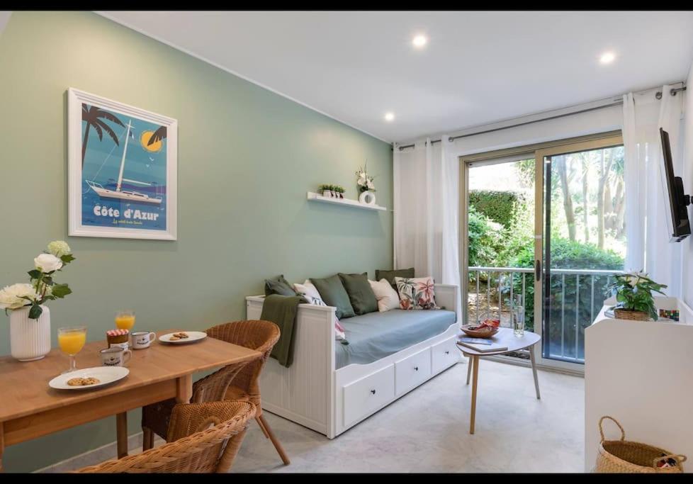 un salon avec un canapé et une table dans l'établissement Jolie studio cosy proche mer sur Juan les pins, à Antibes