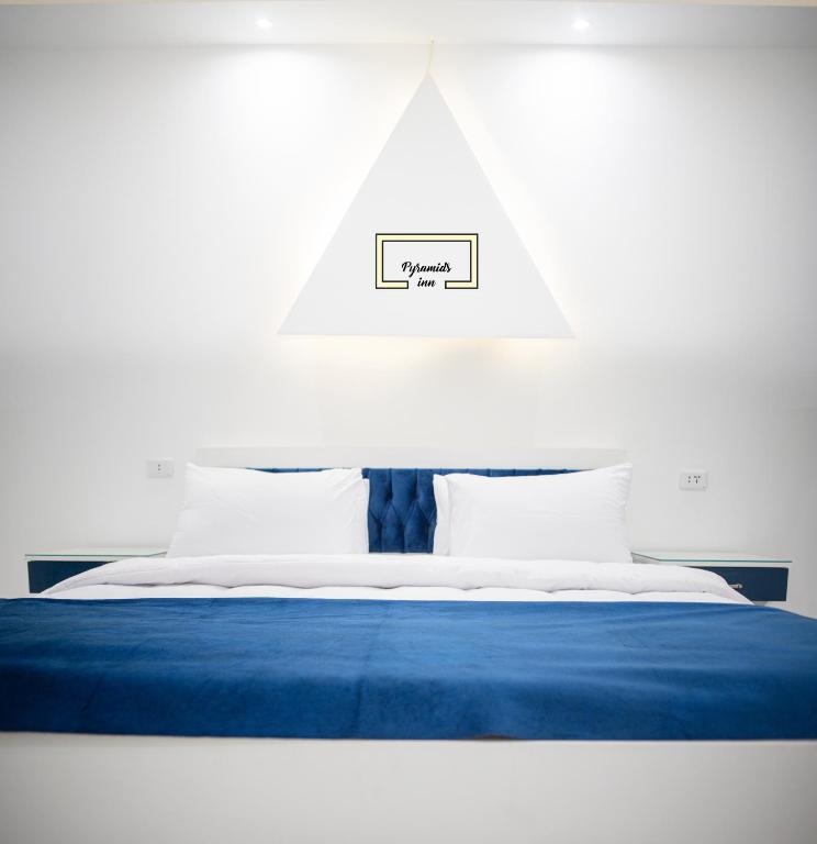 Postel nebo postele na pokoji v ubytování PYRAMIDS PR Inn
