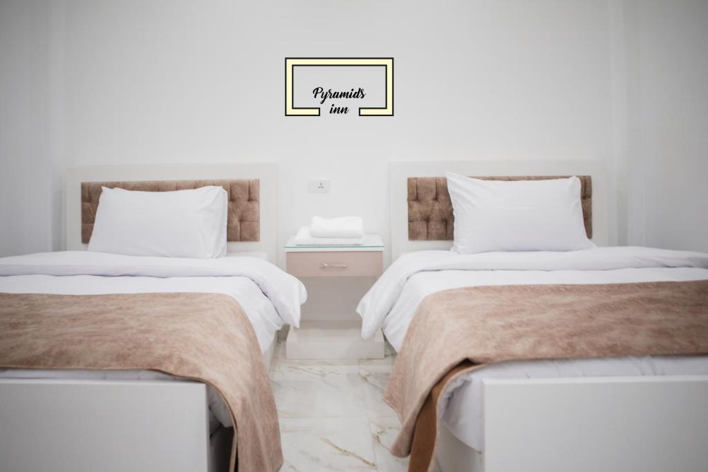 Postel nebo postele na pokoji v ubytování PYRAMIDS PR Inn
