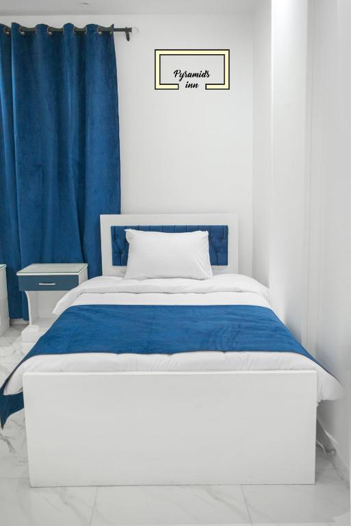 Postel nebo postele na pokoji v ubytování PYRAMIDS PR Inn