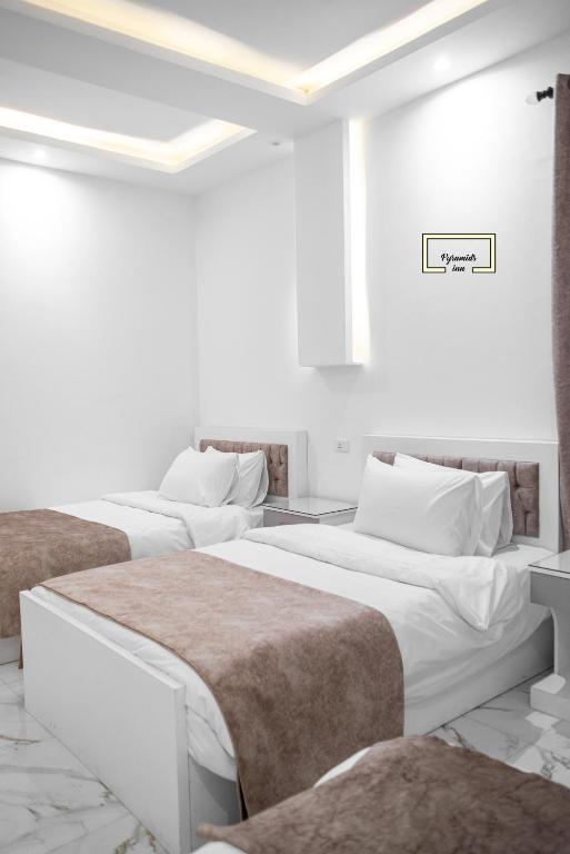 Postel nebo postele na pokoji v ubytování PYRAMIDS PR Inn