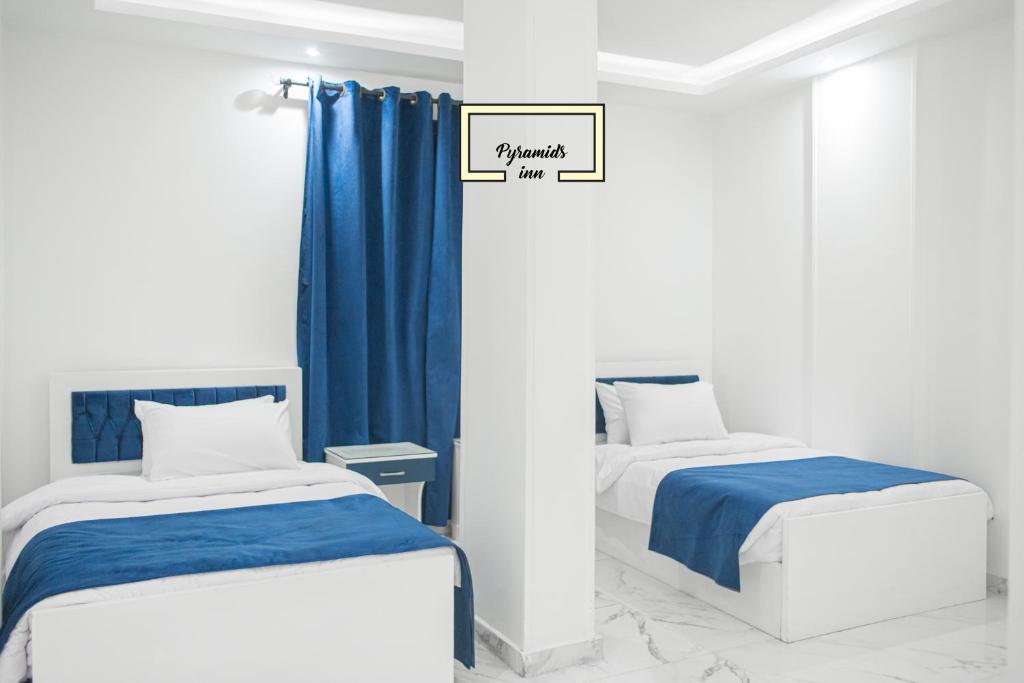 Postel nebo postele na pokoji v ubytování PYRAMIDS PR Inn