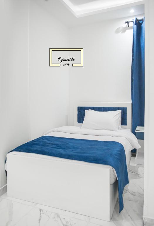 Postel nebo postele na pokoji v ubytování PYRAMIDS PR Inn