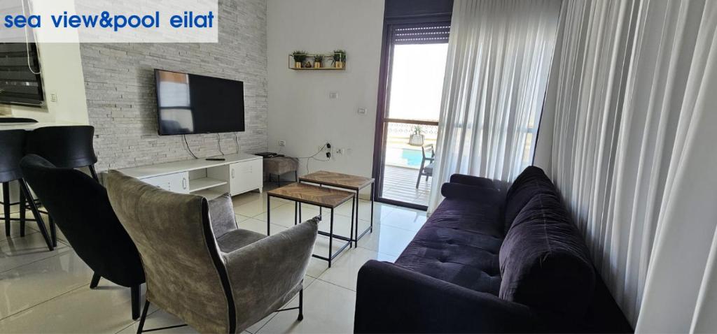 TV a/nebo společenská místnost v ubytování sea view & pool eilat