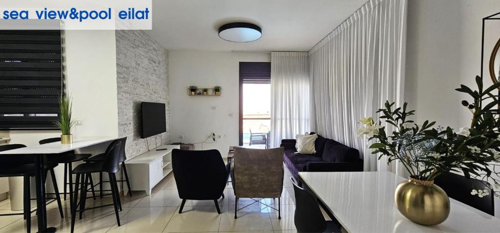 TV a/nebo společenská místnost v ubytování sea view & pool eilat