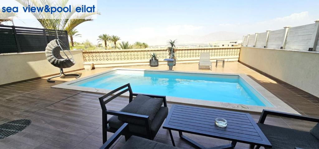 Bazén v ubytování sea view & pool eilat nebo v jeho okolí
