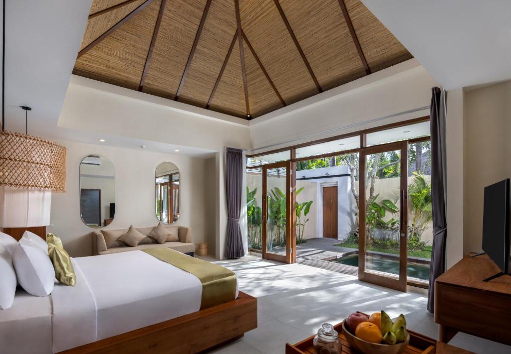 Postel nebo postele na pokoji v ubytování Tonys Villas & Resort Seminyak - Bali