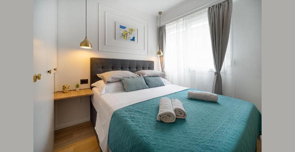 スプリトにあるStudio apartment Lemon & Sunのタオルが敷かれた大きなベッドのある寝室