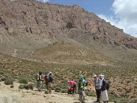 um grupo de pessoas em pé em uma montanha em Ouadaker amizmiz em Amizmiz