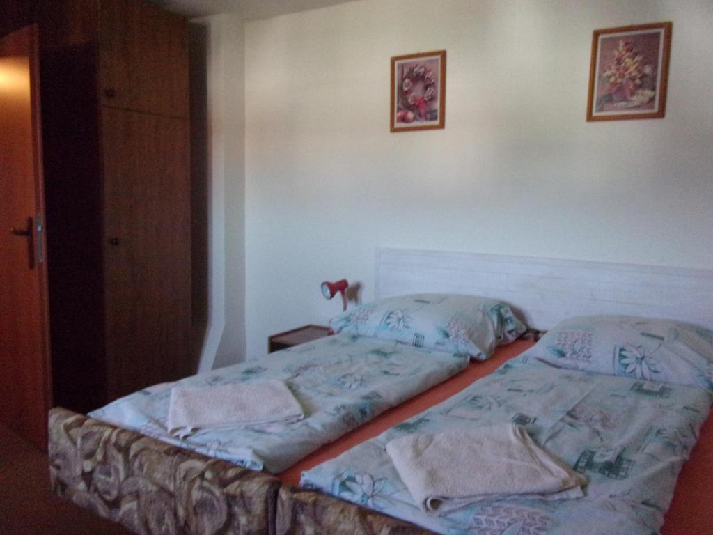 dos camas sentadas una al lado de la otra en un dormitorio en Penzion No1, Mariánské Lázně, en Mariánské Lázně