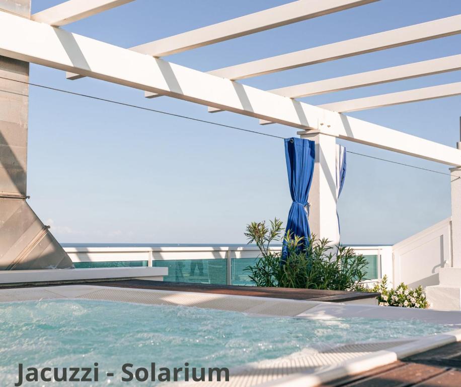 - une piscine dans une maison dotée d'un plafond en verre dans l'établissement Hotel Orizzonte, à Lido di Jesolo