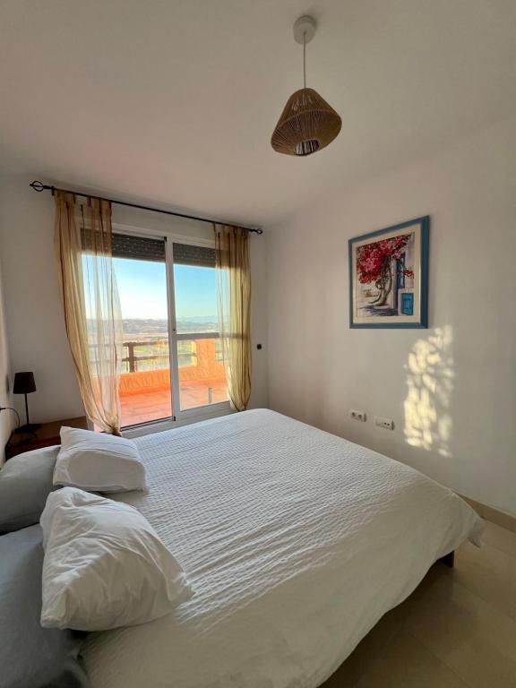Łóżko lub łóżka w pokoju w obiekcie Mojacar terrazas del Golf
