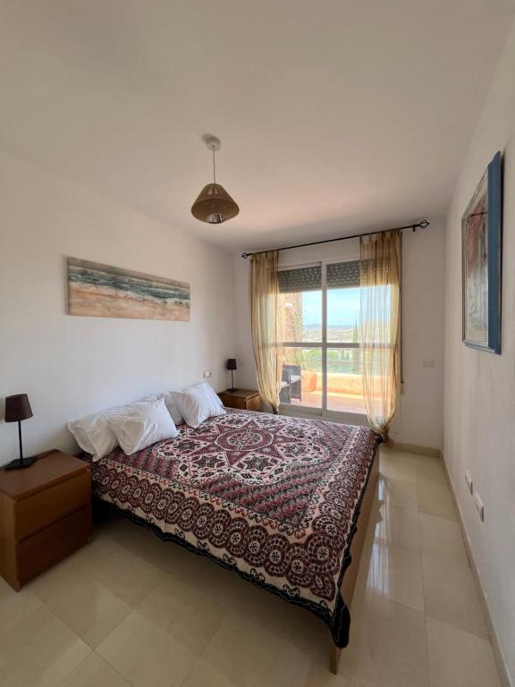 Łóżko lub łóżka w pokoju w obiekcie Mojacar terrazas del Golf