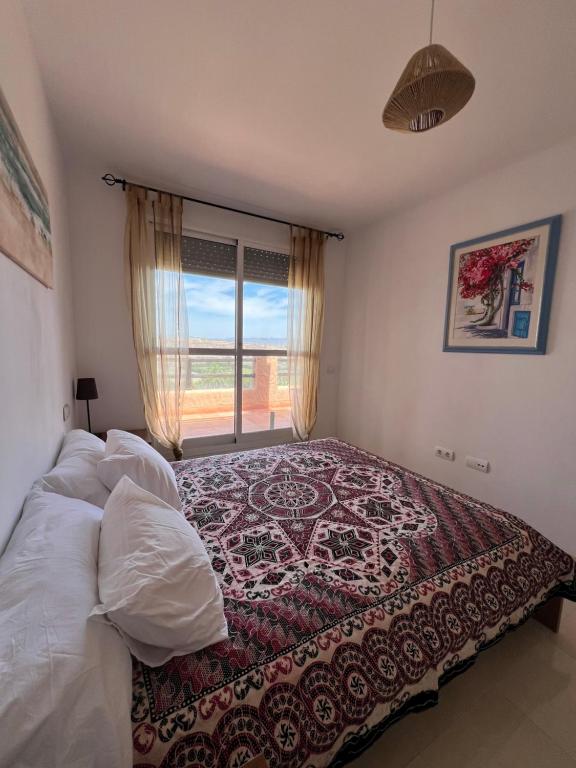 Łóżko lub łóżka w pokoju w obiekcie Mojacar terrazas del Golf