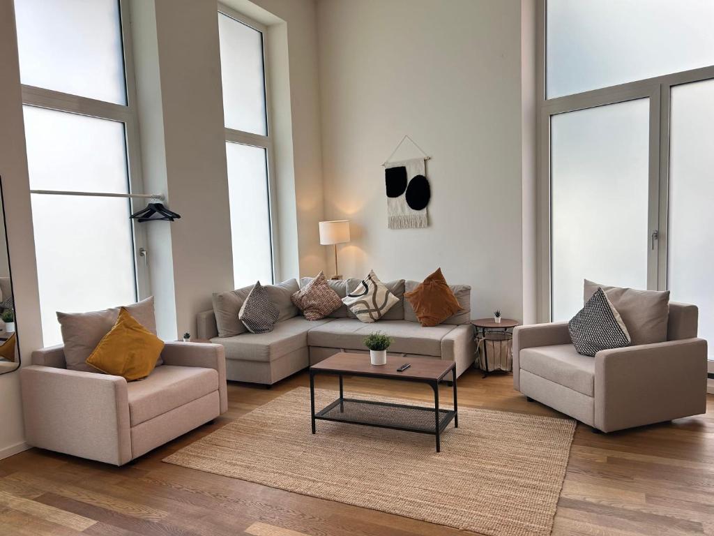uma sala de estar com dois sofás e uma mesa de centro em Großzügige Wohnung in der Nähe vom Quartierpark em Hamburgo