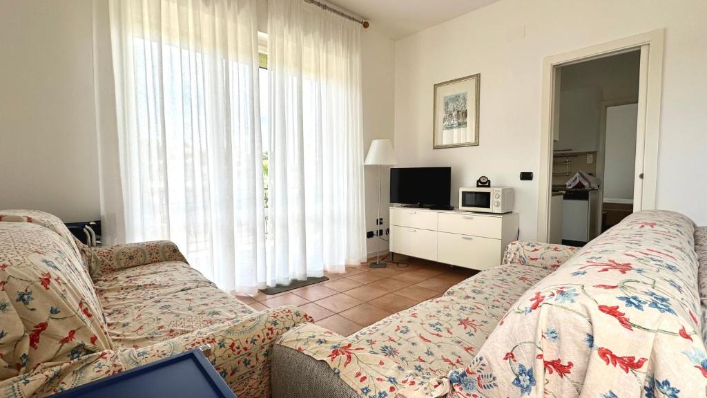 a living room with a couch and a tv at M382 - Marcelli, ampio trilocale a 50mt dal mare in Marcelli