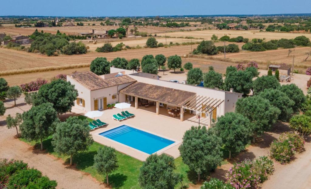 una vista aérea de una villa con piscina en Son Virgili Es Trenc, en Campos