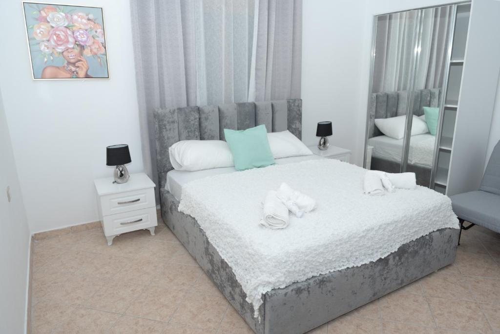 Postel nebo postele na pokoji v ubytování Pranvera's Apartments