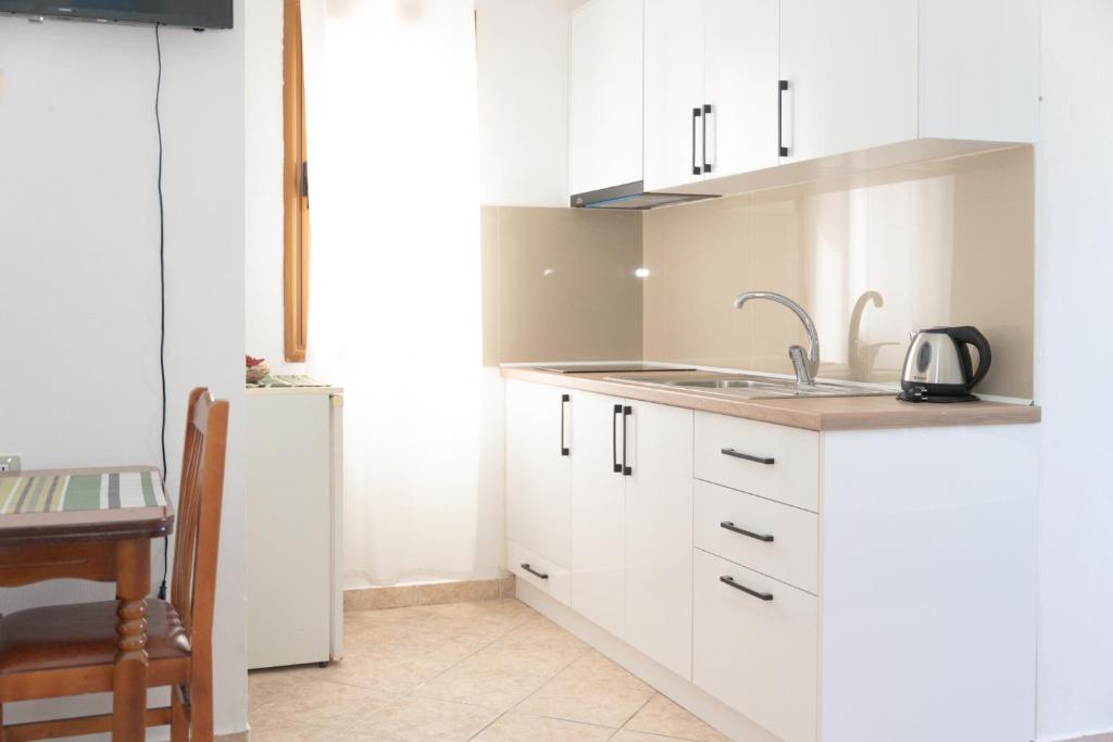 Kuchyň nebo kuchyňský kout v ubytování Pranvera's Apartments