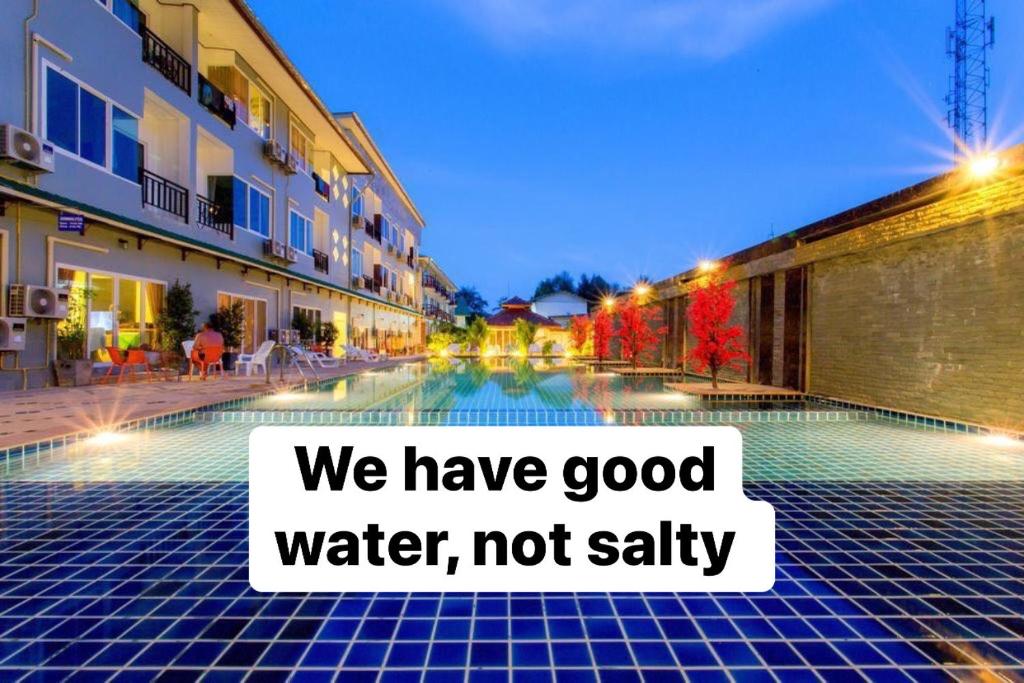 皮皮島的住宿－Phi Phi Maiyada Resort- SHA Certified，一个游泳池,上面有标志,说我们有好水,没有盐