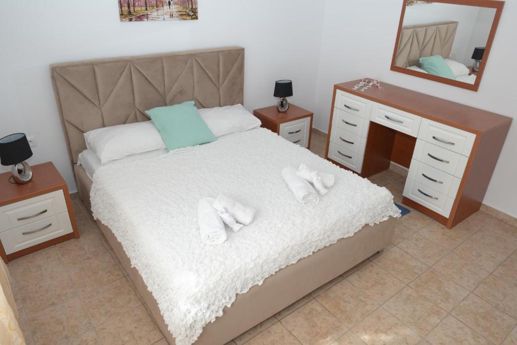 Postel nebo postele na pokoji v ubytování Pranvera's Apartments