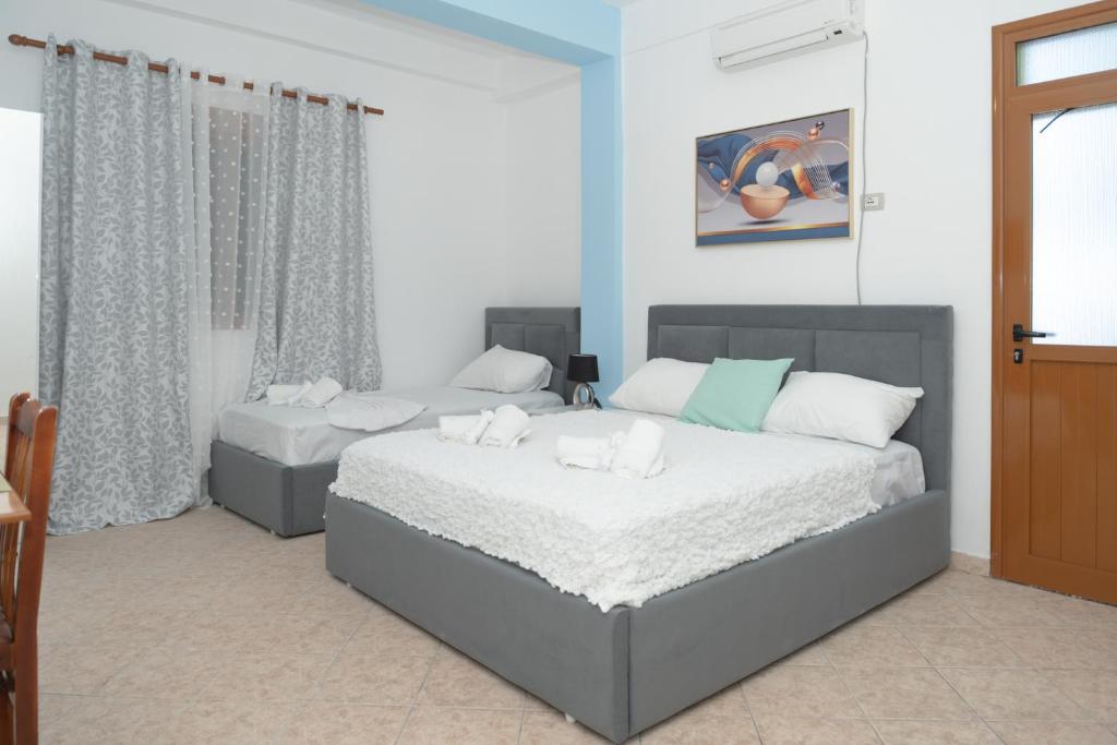 Postel nebo postele na pokoji v ubytování Pranvera's Apartments