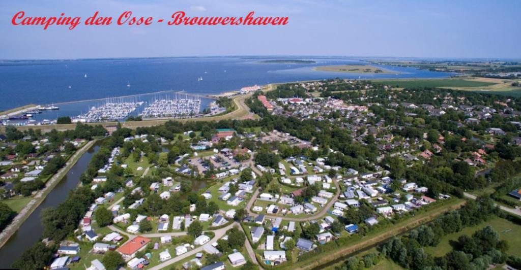 uma vista aérea de um parque perto da água em Meer-Brise em Burgh Haamstede