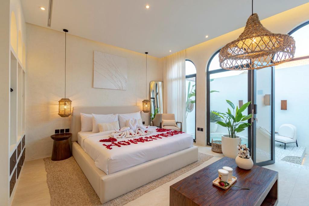 Voodi või voodid majutusasutuse Romantic Honeymoon Haven Amara Suites 2 in Canggu toas