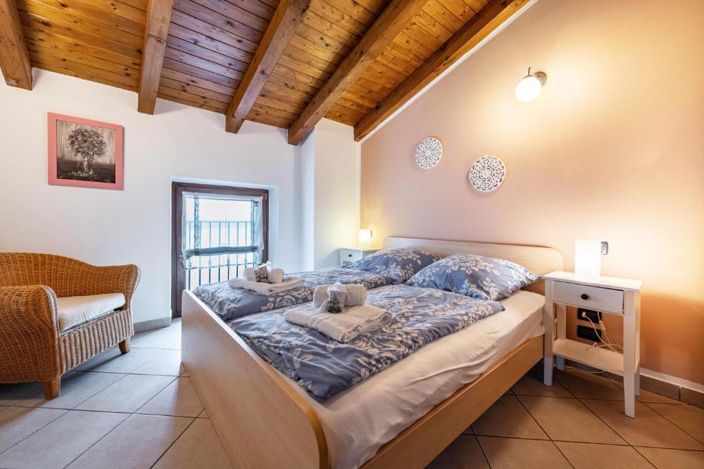um quarto com uma cama num quarto em Appartamento piccionaia sul lago em Gargnano