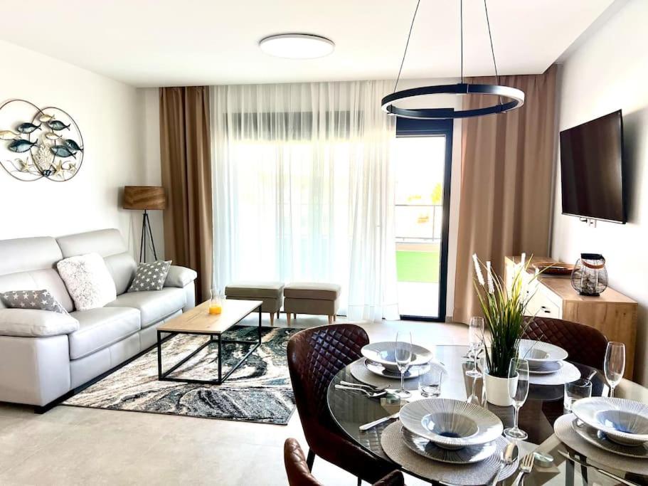 sala de estar con sofá blanco y mesa en Super con gran terraza y vistas, en Gran Alacant