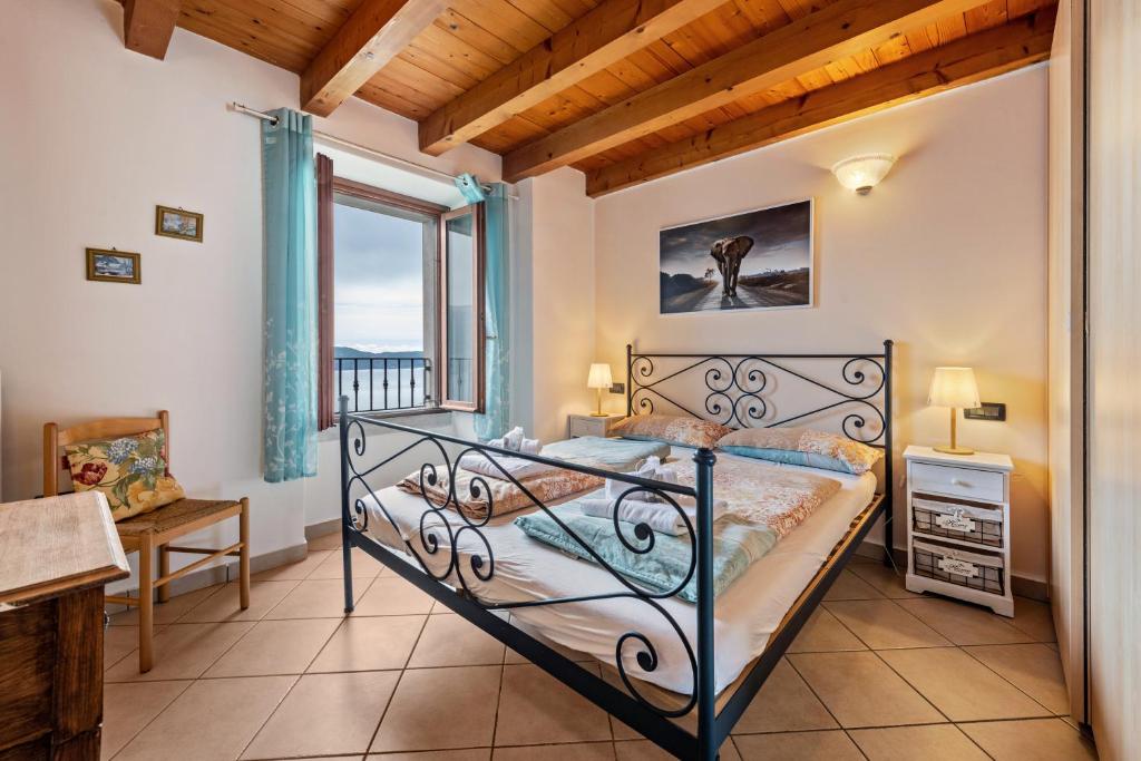 um quarto com uma cama e uma janela em Appartamento Buon Riposo em Gargnano