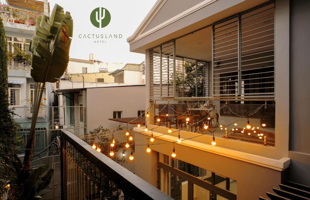 een balkon met verlichting op een gebouw bij Cactusland Villa Near Bui Vien Street in Ho Chi Minh-stad