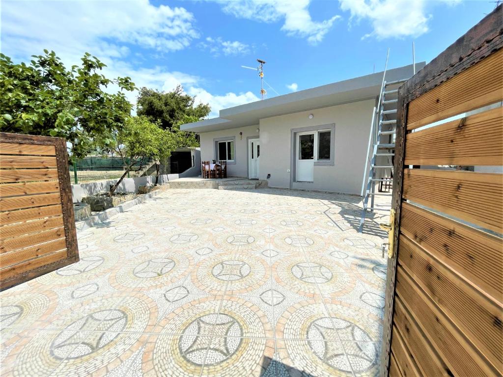 einen Hinterhof mit Fliesenboden und einem Haus in der Unterkunft Villa Allegri in Vlorë