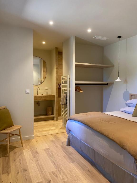 拉加爾德阿代馬的住宿－Mas provençal d'exception，一间卧室配有一张床,浴室设有水槽