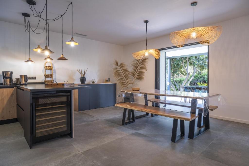 een eetkamer met een tafel en een bank bij Villa Malost in Hyères