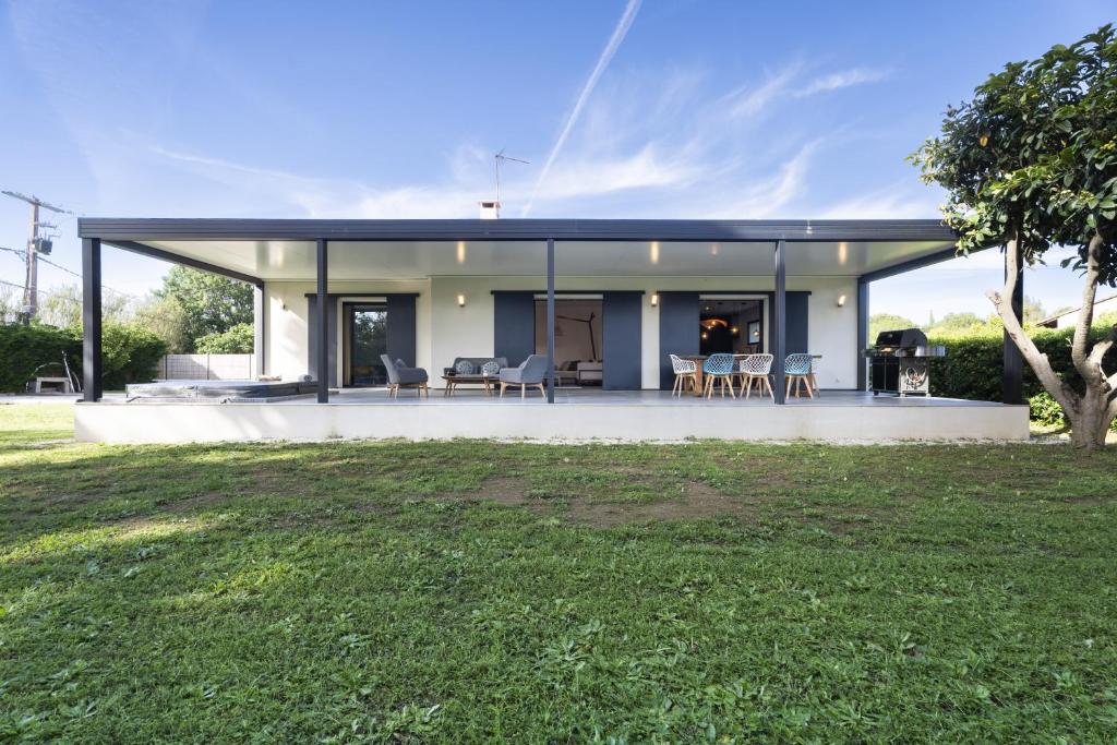 une maison moderne avec une grande cour ouverte dans l'établissement Villa Malost, à Hyères