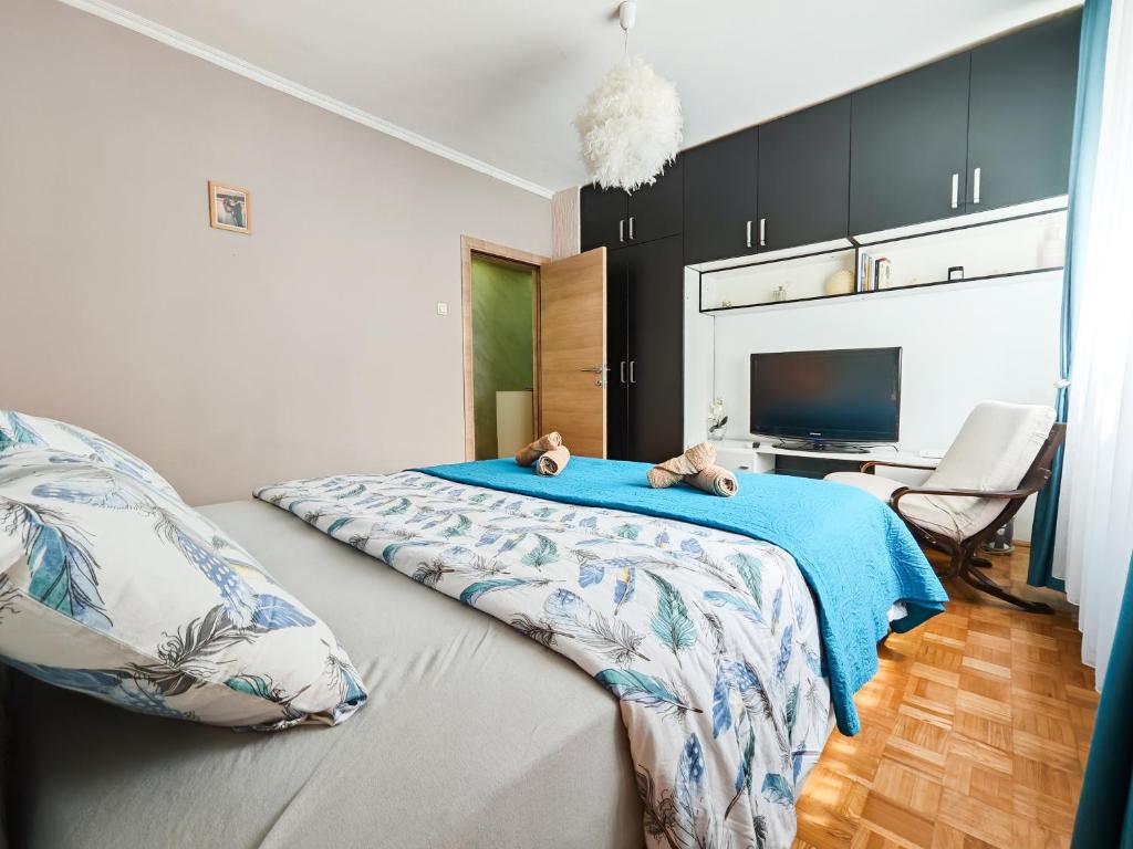 a bedroom with a bed with two teddy bears on it at Apartman Julija in Donji Milanovac